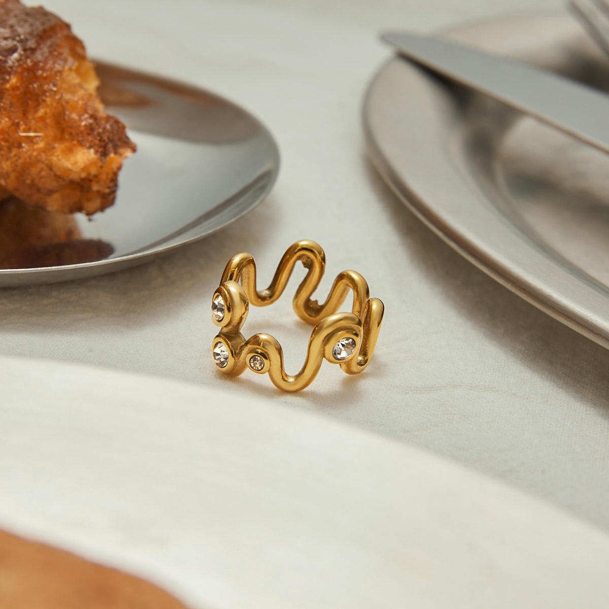 ELENYS Wave – detail prstenu na ruce, organické vlnky a třpytivé kamínky